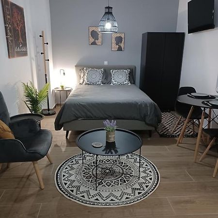 Petite Suite With Backyard. Mytilene Ngoại thất bức ảnh